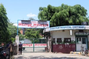 चिकित्सक र स्वास्थ्यकर्मीमा सङ्क्रमण फैलन थालेपछि  चितवनका अस्पताल असुरक्षित बन्दै