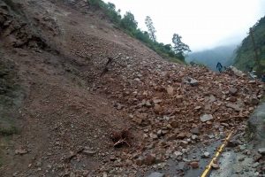दाउन्नेको ४ स्थानमा पहिरो , सडक पूर्णरुपमा बन्द
