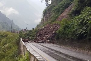 पहिरो खसेपछि नारायणगढ–मुग्लिन सडकखण्ड अवरुद्ध