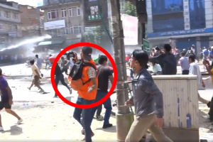 पत्रकारको ज्याकेट लगाएर प्रहरीलाई ढुंगा हान्ने पक्राउ