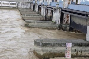 नारायणी नदीमा पानीको सतह खतरा भन्दा माथी, गण्डक ब्यारेजका ३६ वटै ढोका खोलियो