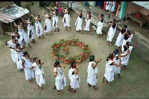 थारु समुदायका महिलाहरु घरमै बसेर जितिया मनाउँदै