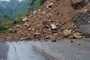 चारकिलोमा पहिरो खस्दा नारायणगढ मुुग्लिन सडक अवरुद्ध