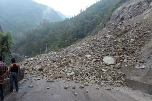 पहिरोका कारण नारायणगढ मुग्लिन सडकखण्ड अवरुद्ध