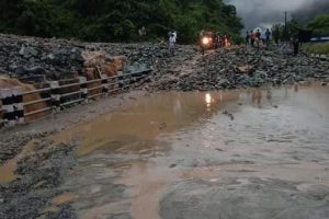 पहिराे खस्दा नारायणगढ मुग्लिन सडकखण्ड अवरुद्ध