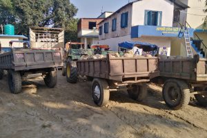 खोलाबाट गिट्टी बालुुवा चोर्ने ९ ट्रयाक्टर प्रहरीको नियन्त्रणमा