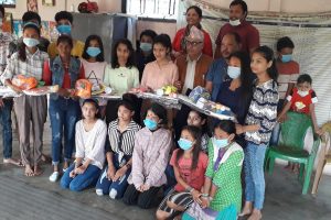 गैँडाकोट ९ मा बालबालिकालाई खेलकुुद सामाग्री वितरण