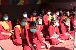 आश्रमका बालिकाहरूलाई खाना खुवाएर सिनर्जीले मनायो २० औ वार्षीकोत्सव