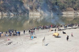 कोरोना सङ्क्रमण बढिरहेको बेला देवघाटमा मलामीहरुको भीडभाड
