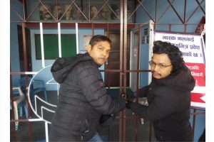 नेकपा चितवनको पार्टी कार्यालयमा संस्थापन पक्षद्वारा ताला