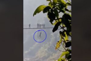 टिकटक बनाउन झुलेङ्गे पुलमा झुण्डिएका युवा खसेर गम्भीर घाइते