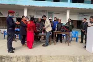 हिमानी ट्रष्टद्धारा नवलपुरको गैँडाकोटमा न्यानो कपडा वितरण