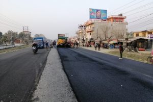 प्रधानमन्त्री चितवन आउने भएपछि भरतपुर वाइपास सडकमा धमाधम कालोपत्रे