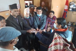 नेकपा नवलपुरको प्रचण्ड-माधव समूहले प्रधानमन्त्रीलाई विरोध पत्र र संविधानको पुस्तक पठायो