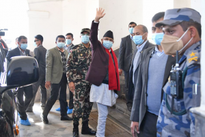 निर्वाचन आयोग पुगेर प्रधानमन्त्रीले भने : मैले सूर्यबाहेक अरुबाट चुनाव लडेको छैन