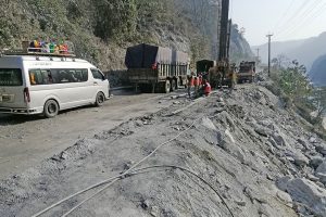 नारायणगढ मुग्लिन सडकखण्डमा भासिएको सडक मर्मत सुरु