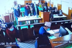 प्रधानमन्त्रीका वकिललाई प्रधान न्यायाधीशले भने : हाम्रो बाध्यतालाई बुझ्नुहुन्न ?