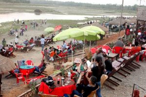प्रणय दिवसमा आन्तरिक पर्यटकले  सौराहा भरिभराउ