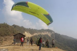 नवलपुरकाे आकाशमा प्याराग्लाइडिङ्ग उड्यो