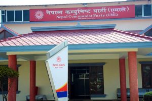 धुम्बाराहीमा एमालेको साइनबोर्ड,  देशभर नेकपाका बोर्ड हटाइए