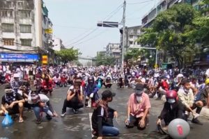 म्यानमारमा सैन्य शासनविरुद्धको विरोध प्रदर्शन हिंसात्मक हुँदै