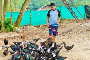 राजनीति सँगै कृषिमा रमाउँदै युवा नेता सन्ताेष पनेरु