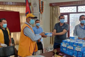 पत्रकार महासंघ चितवनलाई स्वास्थ्य सामग्री सहयोग