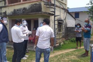 विरामीलाई हौसला प्रदान गर्न  रत्ननगरका मेयर  कोरोना संक्रमितकाे घरमा