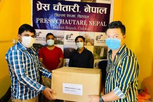 संचारकर्मी लामिछानेले दिए प्रेस चौतारी चितवनलाई स्वास्थ्य सामाग्री