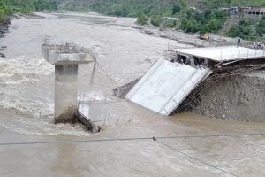सुनकोशीको बाढीले बगायो पुल