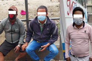 यात्रुसँग तीन गुणा बढी भाडा लिने टिकट काउन्टरका कर्मचारी पक्राउ