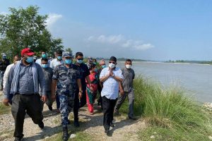 प्रचण्डद्धारा नारायणी नदीले डुबान र कटान गरेका क्षेत्रहरूको स्थलगत अनुगमन