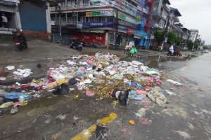 पुल्चाेक देखि लायन्सचाेक सम्म फोहोरका थुप्रा ! उठाउने कसले ?
