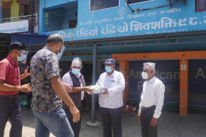 सामुदायिक रेडियो प्रसारक मञ्चद्धारा स्वास्थ्य सुरक्षा सामाग्री बितरण