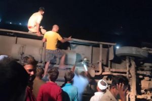 भारतको उत्तर प्रदेशमा बस र लोडर ठोक्किँदा १७ जनाको ज्यान गयो