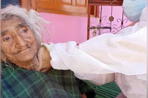 जम्मू-कश्मीरमा १२४ वर्षीया वृद्धालाई कोरोना विरुद्धको खोप, स्वास्थ्य अवस्था राम्रो