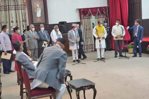 सरकारमा तीन उपप्रधानमन्त्री, १२ मन्त्री थपिँदा १३ जना विदा भए