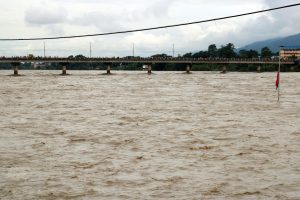 नारायणीमा पानीकाे सतह बढेपछि गैँडाकोट २ का ५० परिवार घर बाहिर