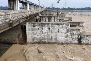 नारायणीले चेतावनीको सतह पार गरेपछि गण्डक ब्यारेजका सबै ढोका खोलीयो