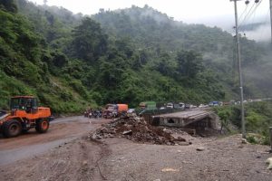 पहिरो खसेपछि नारायणगढ–मुग्लिन सडकखण्ड दुईतर्फी अवरुद्ध