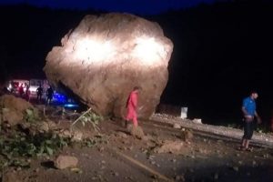 नारायणगढ-मुग्लिन सडकखण्डकाे १४ किलोमा खस्यो ठूलो ढुङ्गा