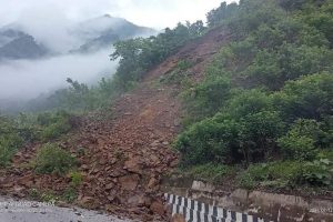 कालीखोलामा पहिरो : नारायणगढ -मुग्लिन सडकखण्ड अवरुद्ध