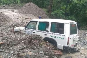 गुडिरहेको एम्बुलेन्समाथि पहिरो खस्दा बिरामीको मृत्यु : चालकले भागेर ज्यान जोगाए