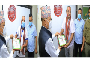 पत्रकार ईश्वर जोशी र रमेशकुमार पौडेल नगद सहित सम्मानित