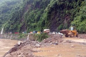 धादिङमा पहिरो : पाँचवटा गाडी पुरिए, २ जनाको मृत्यु