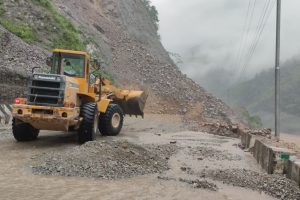 नारायणगढ-मुग्लिन सडकमा तीन दिन देखि पहिरै पहिरा, बैकल्पिक सडक प्रयोग गर्न आग्रह
