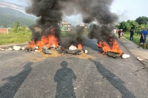 सुजिता मृत्यु प्रकरण : डिएसपीसहित ७ प्रहरी घाईते, टायर बालेर प्रर्दशन