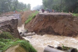 गैंडाकोटमा डाइभर्सन बगाउँदा राजमार्ग अवरुद्ध