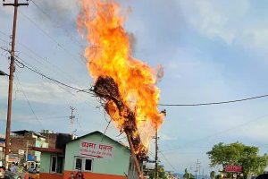 चितवनमा विद्यार्थीहरुले  प्रधानन्यायाधीशको पुत्ला जलाए (भिडिओ सहित )
