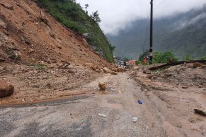 नारायणगढ–मुग्लिन सडक खण्डमा पुनः पहिरो, सडक अवरुद्ध